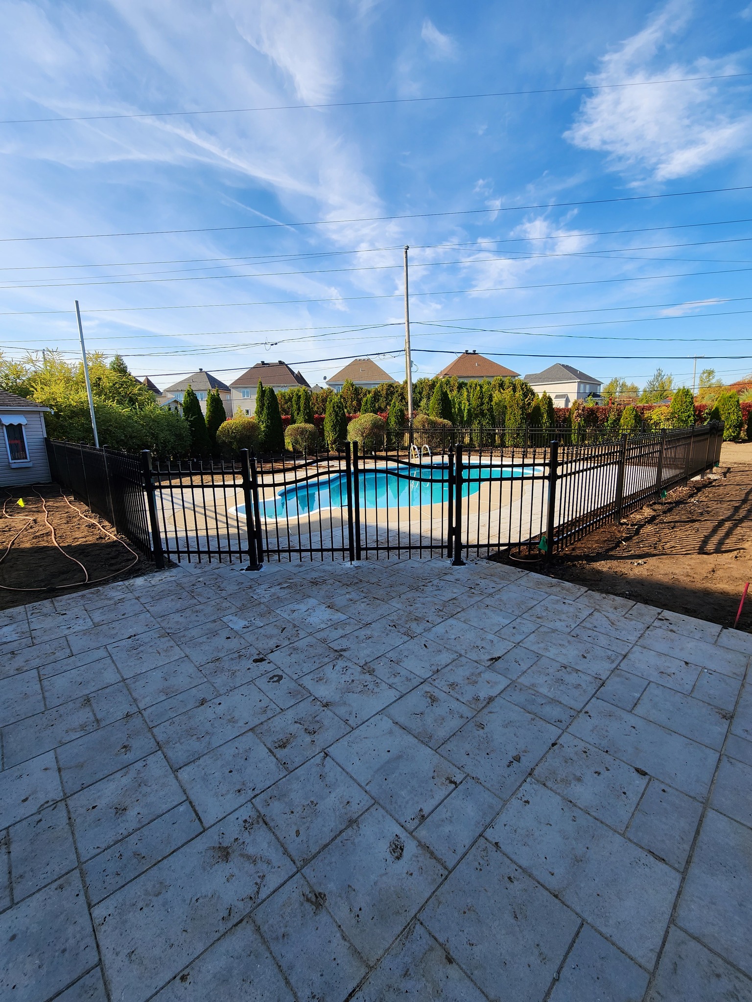 Installation de clôture professionnelle autour d'une piscine